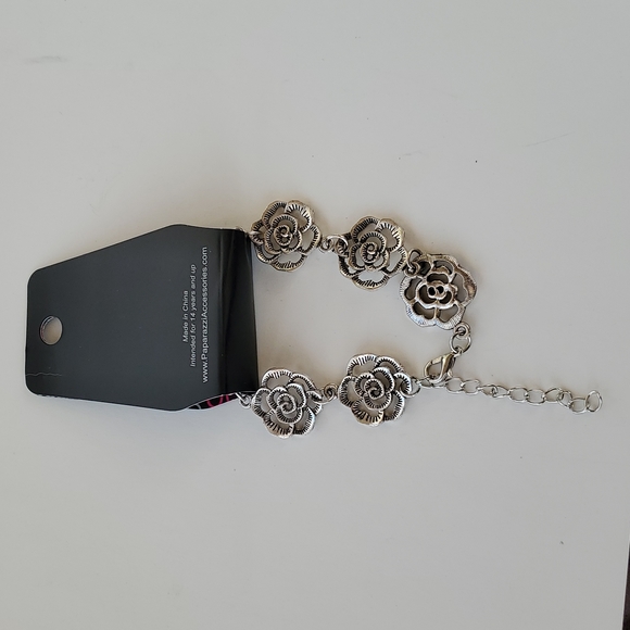 Boutique Paparazzi Floral Silver Tone Adjustable Bracelet - Picture 4 of 5